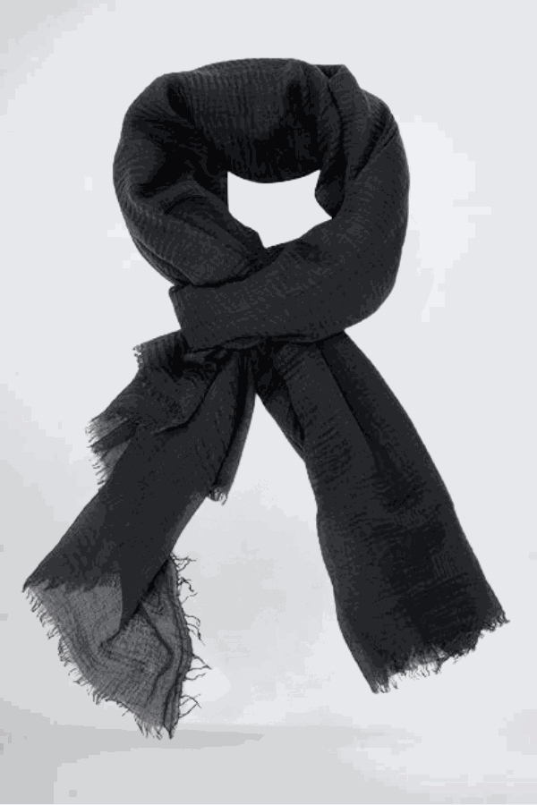 Black linen Color-POP scarf, lightweight, warm, and eco-friendly, ideal for all-weather use.