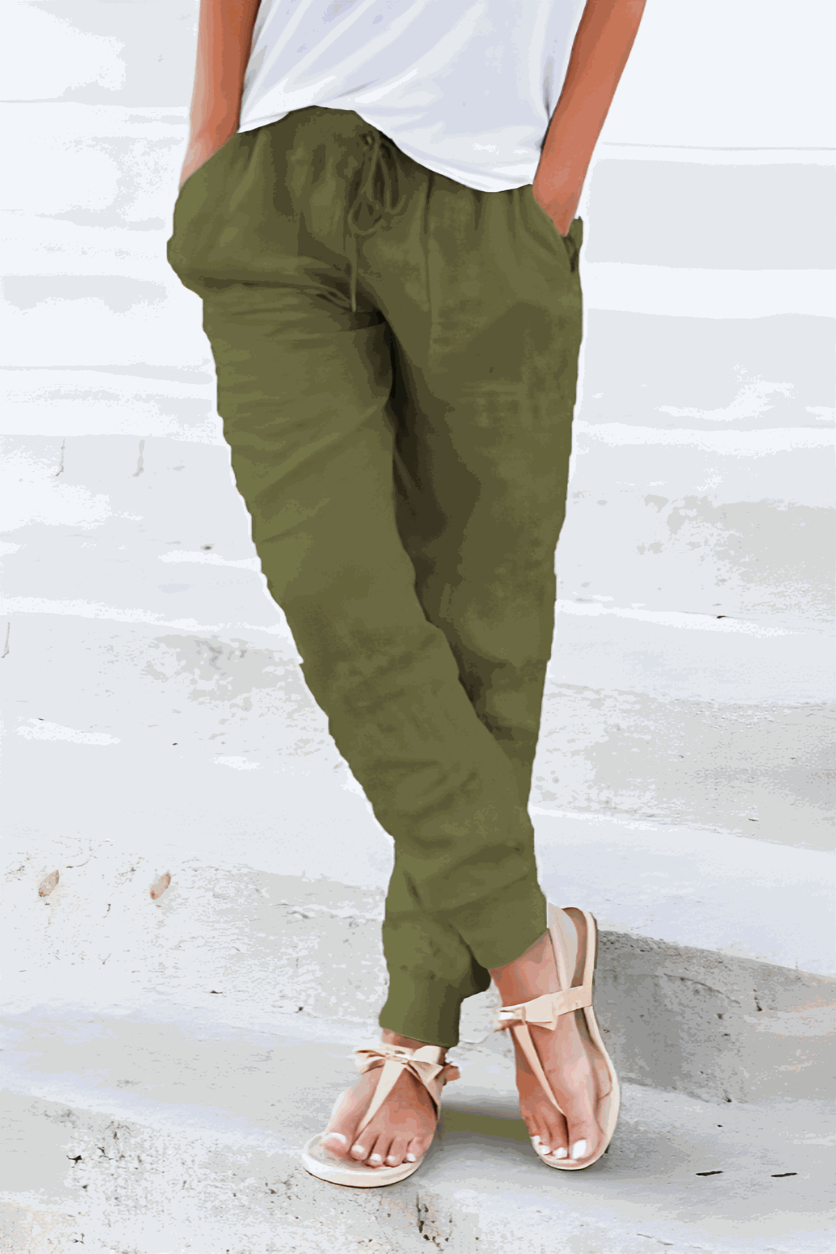 Woman wearing relaxed chic elastic ankles pants in a casual stylish pose