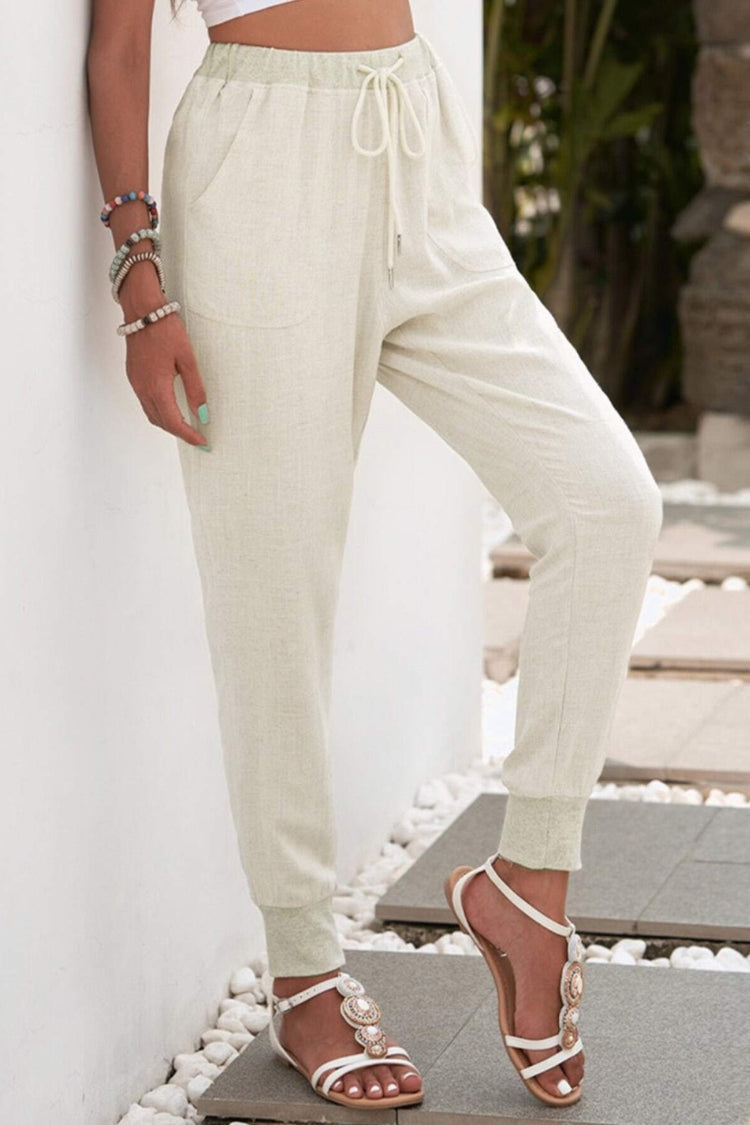 Woman wearing relaxed chic elastic ankles pants with a casual stylish look