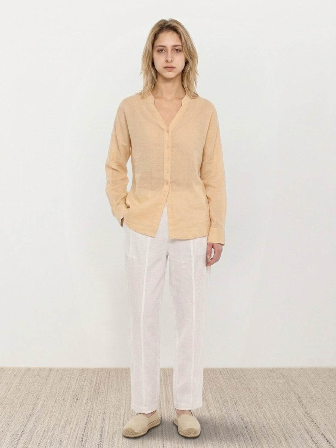 100% linen relaxed fit V-neck shirt with long sleeves and button cuffs