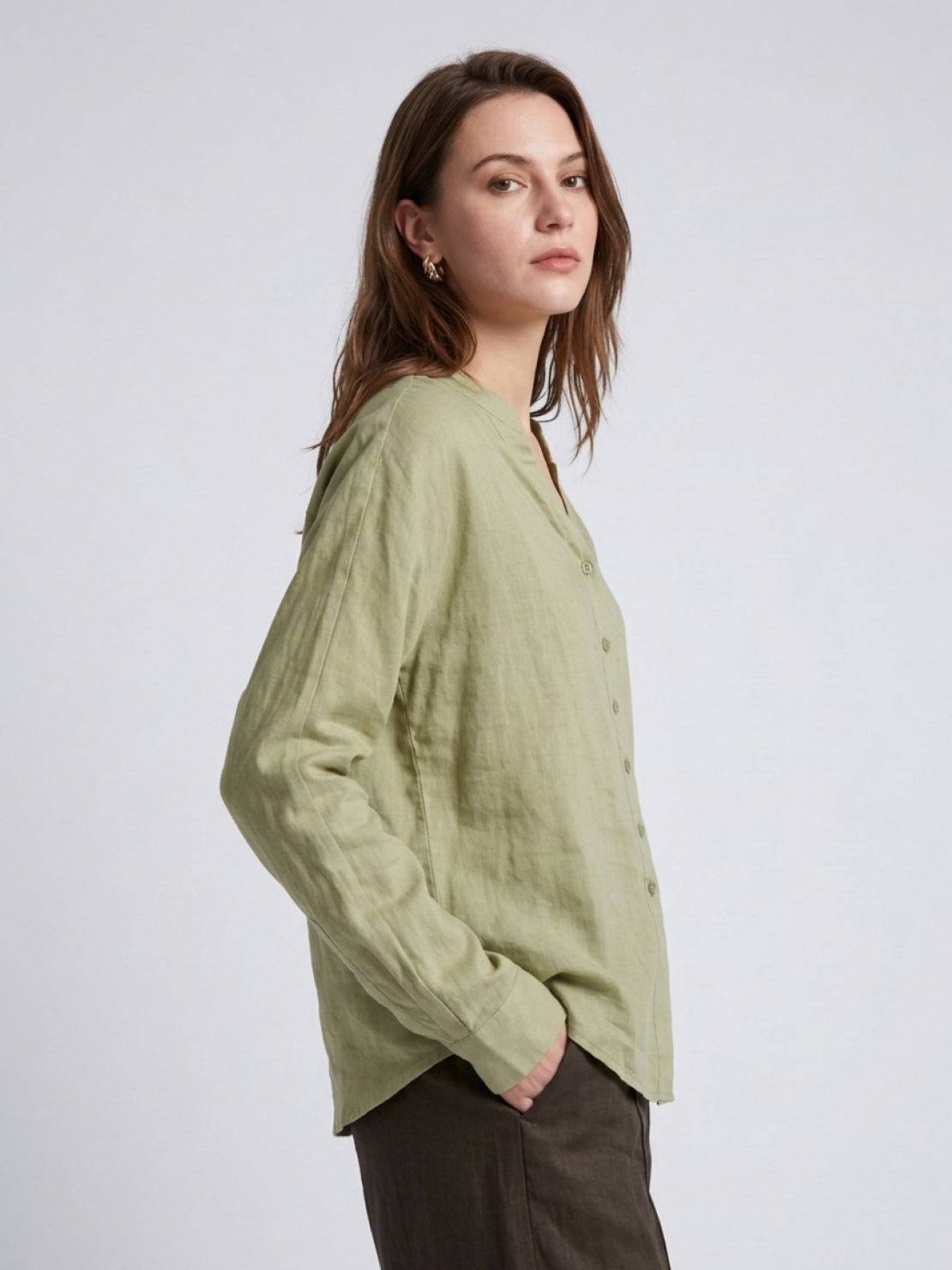 100% linen relaxed fit V-neck shirt with long wide cuffs and curved hem