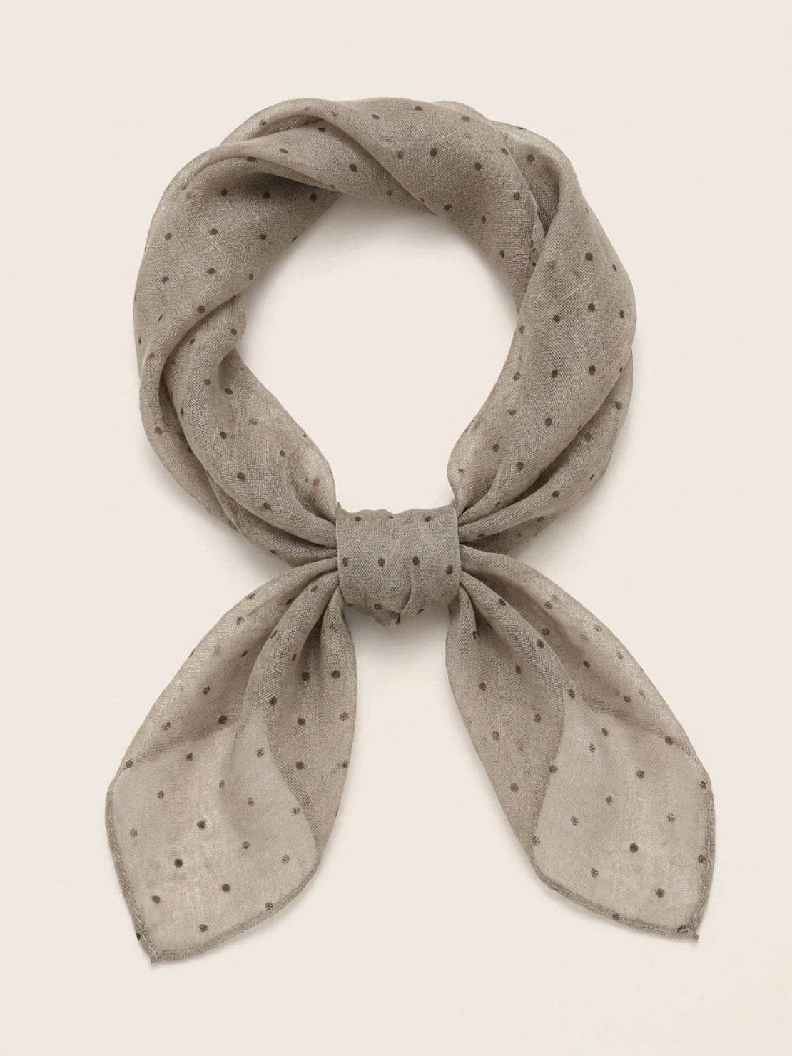 Lightweight 100% linen neck scarf with timeless checkered pattern and triangular design