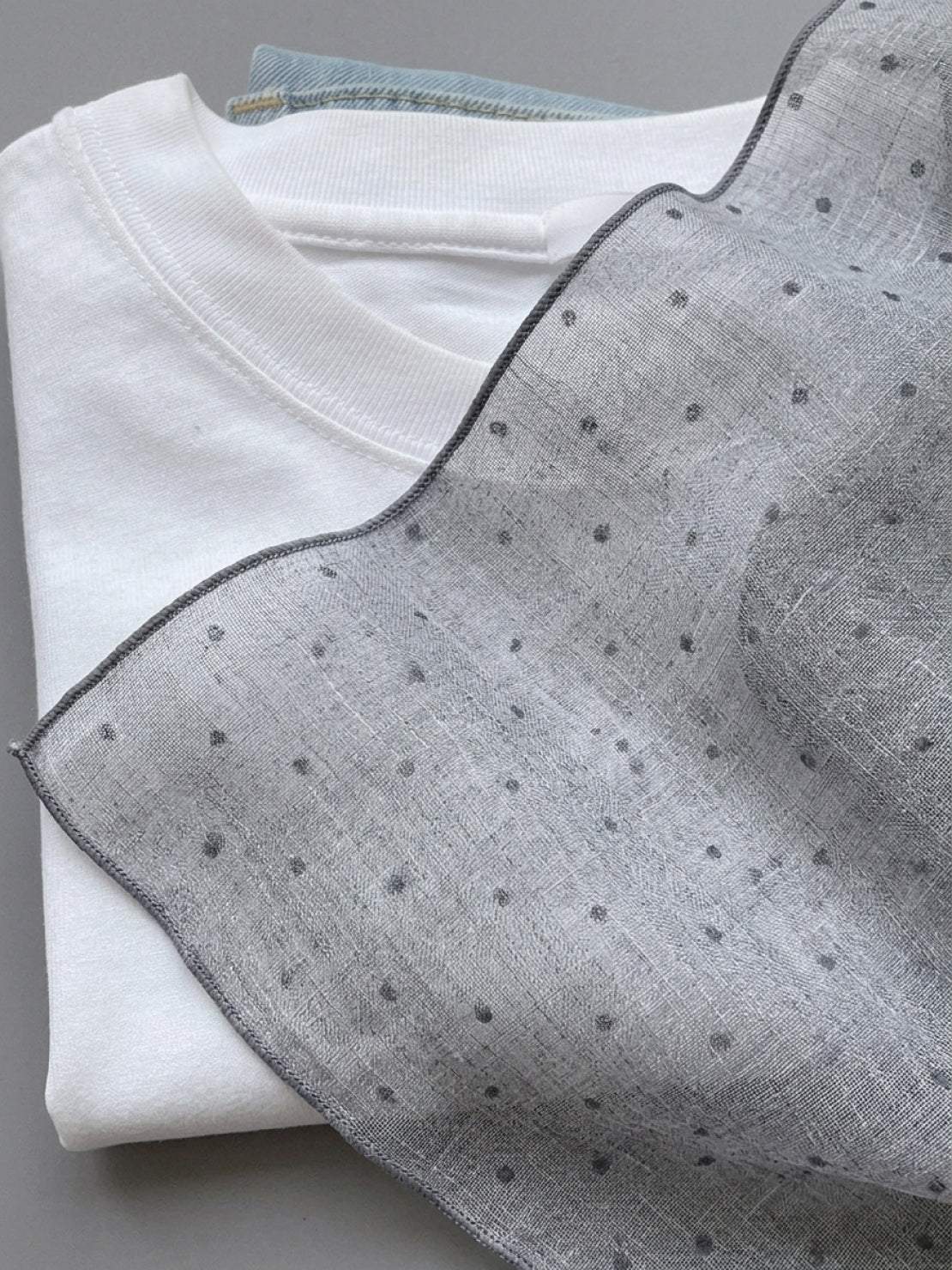 Lightweight 100% linen neck scarf with timeless checkered pattern and triangular design
