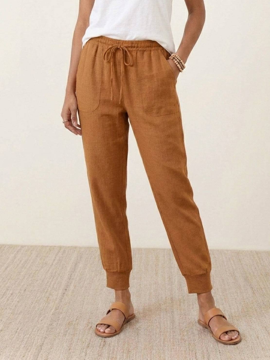 Woman wearing relaxed chic elastic ankles pants posing outdoors on stairs