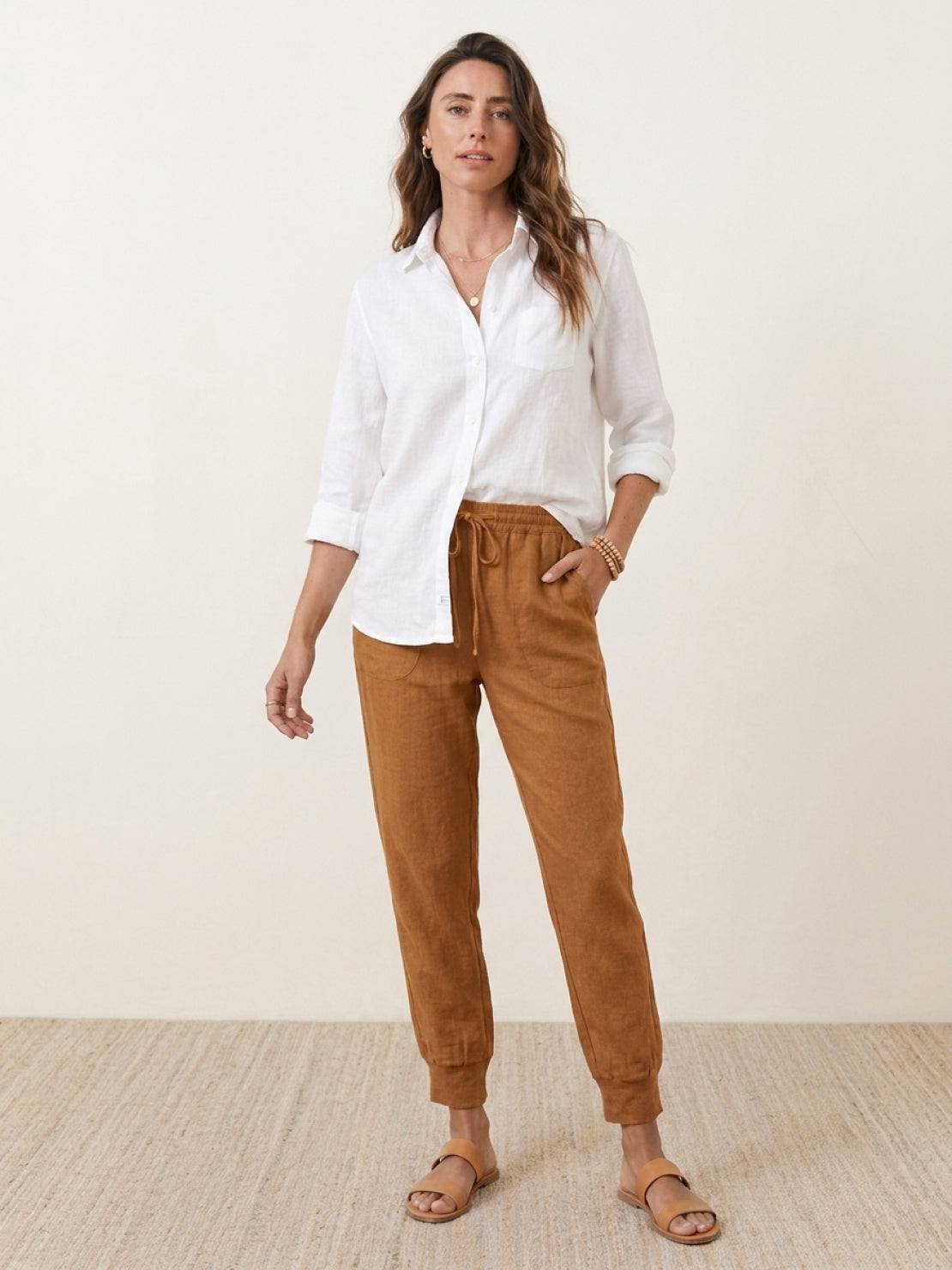 woman wearing relaxed chic elastic ankles pants in casual stylish outfit