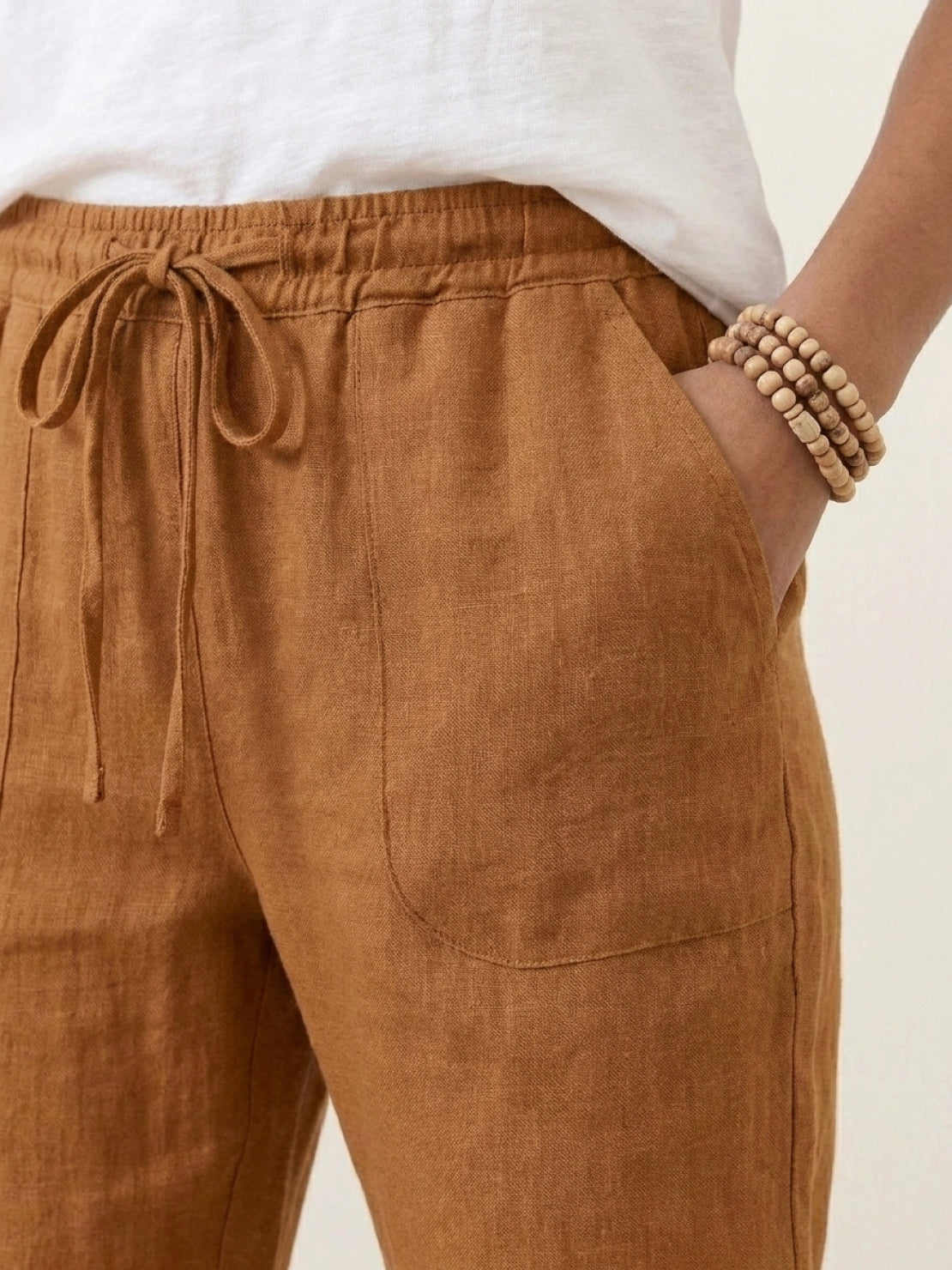 Woman wearing relaxed chic elastic ankles pants in casual stylish pose