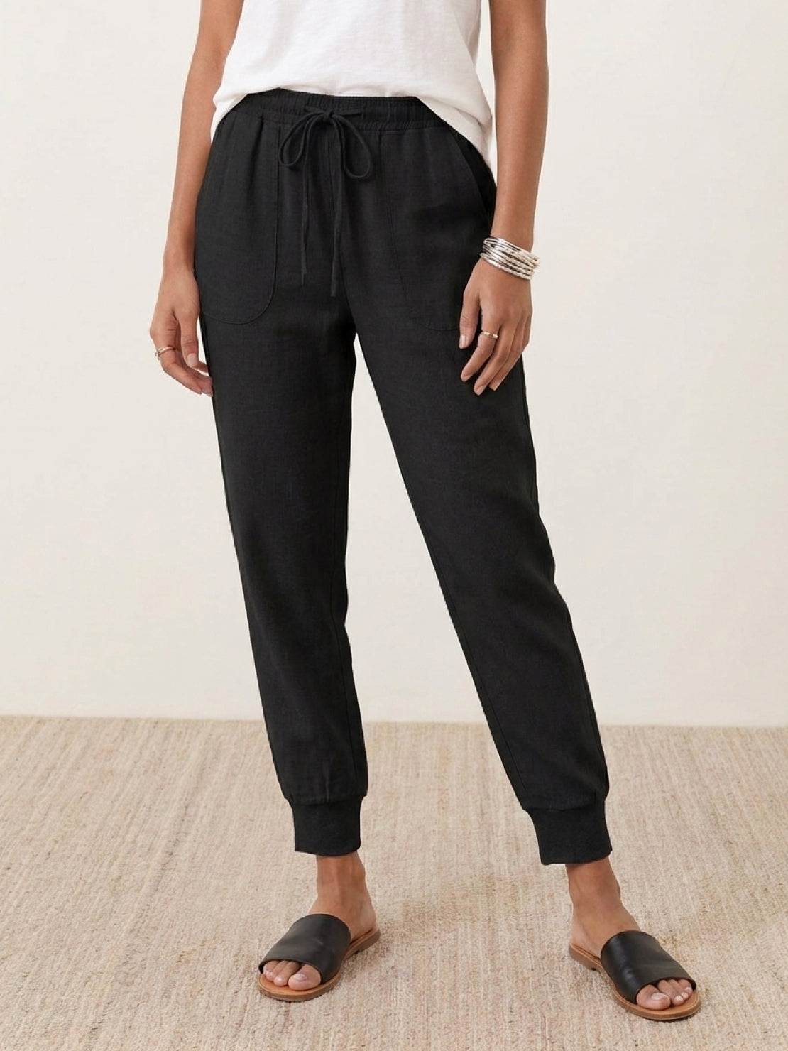 Woman wearing relaxed chic elastic ankles pants in casual stylish pose