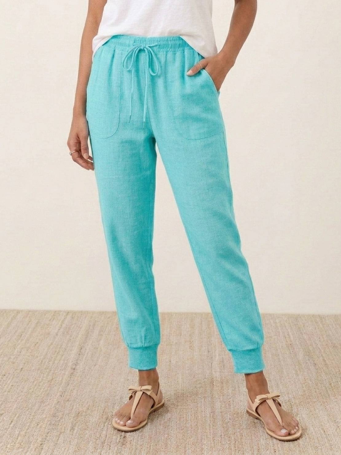 Woman wearing relaxed chic elastic ankles pants standing outdoors with hands in pockets