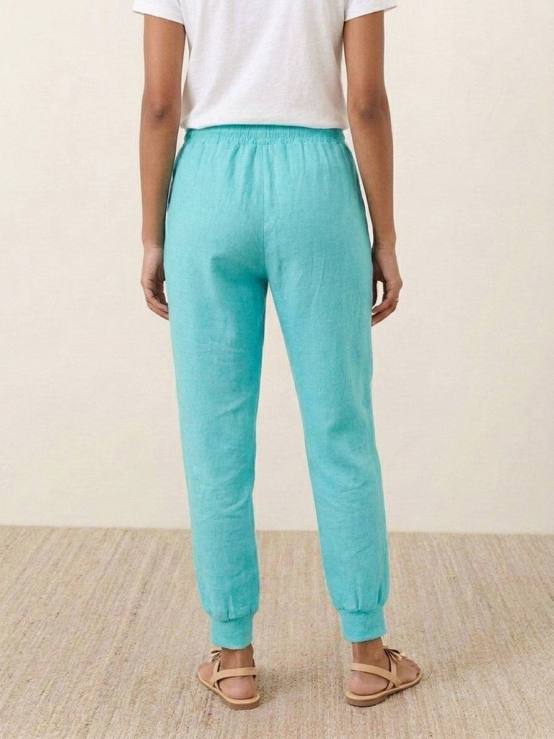 Woman wearing relaxed chic elastic ankles pants in casual stylish setting