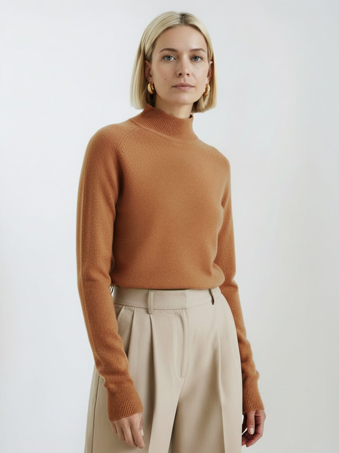 Lightweight 100% Italian cashmere sweater with mock-neck and regular fit for elegant comfort