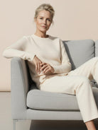 100% pure cashmere round neck pullover with long sleeves and hip-length cut