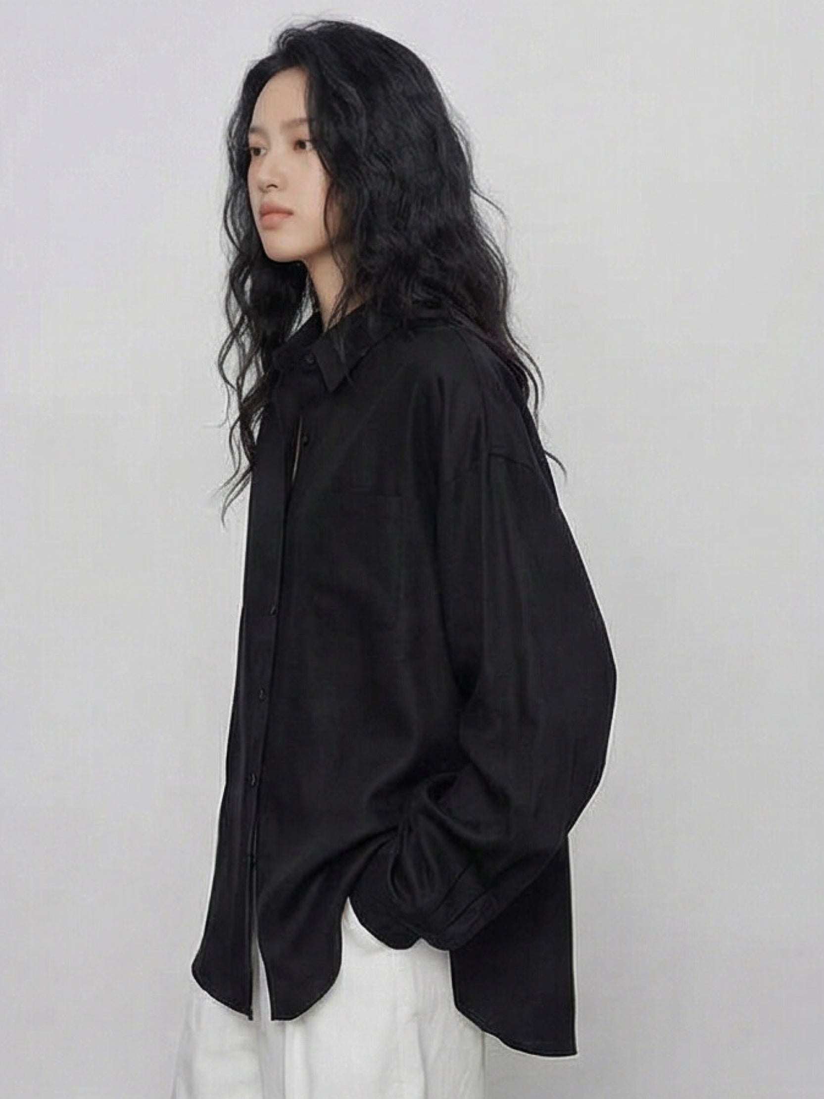 100% cotton-linen oversized shirt with dropped shoulders and curved hem in breathable fabric