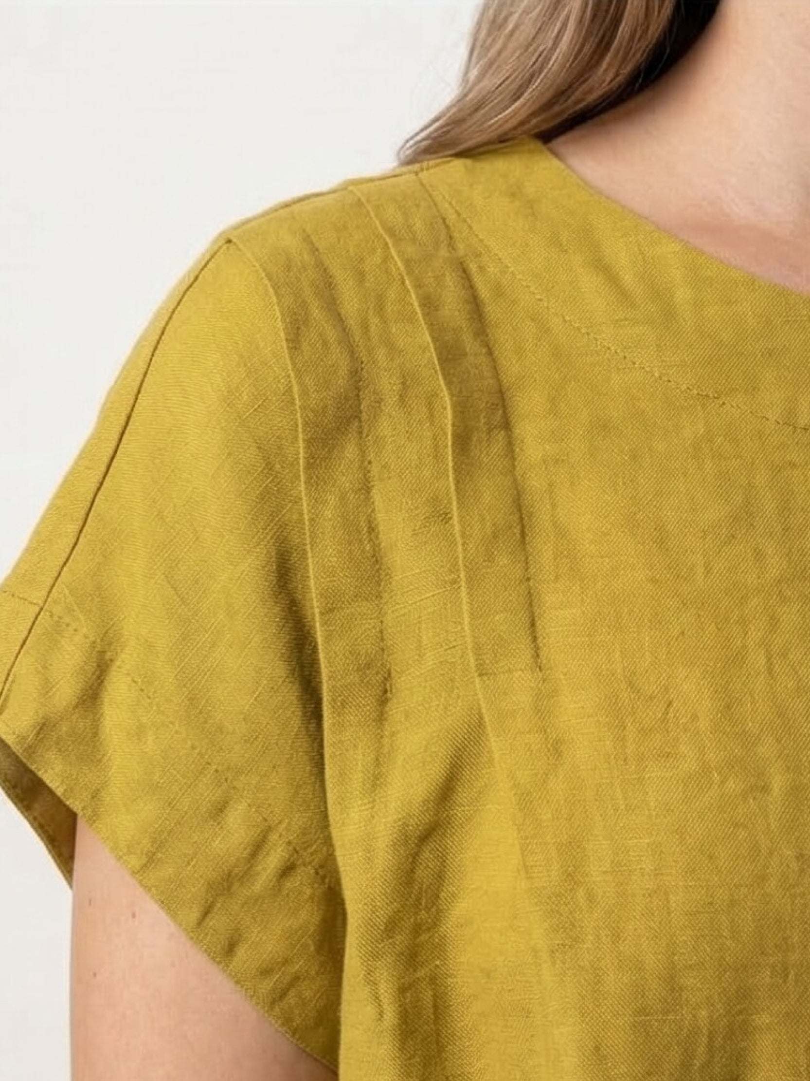 100% linen boxy cap-sleeve top with round neck and hip-length hem