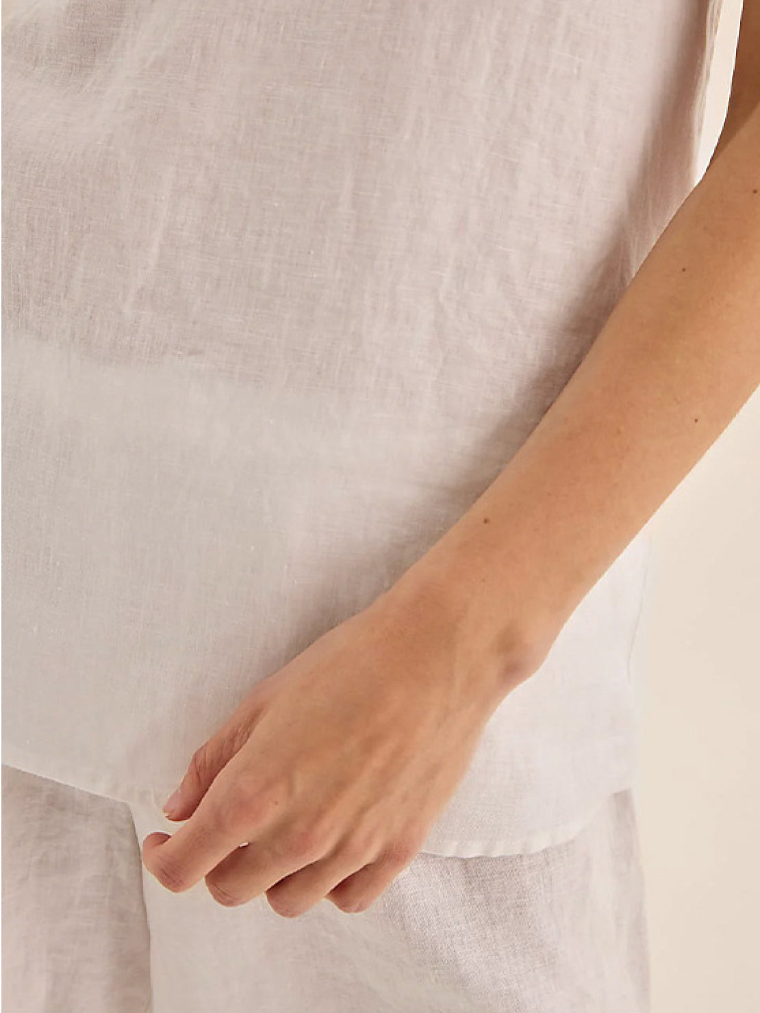 Linen-Lyocell cami set with adjustable spaghetti straps and relaxed mid-thigh shorts