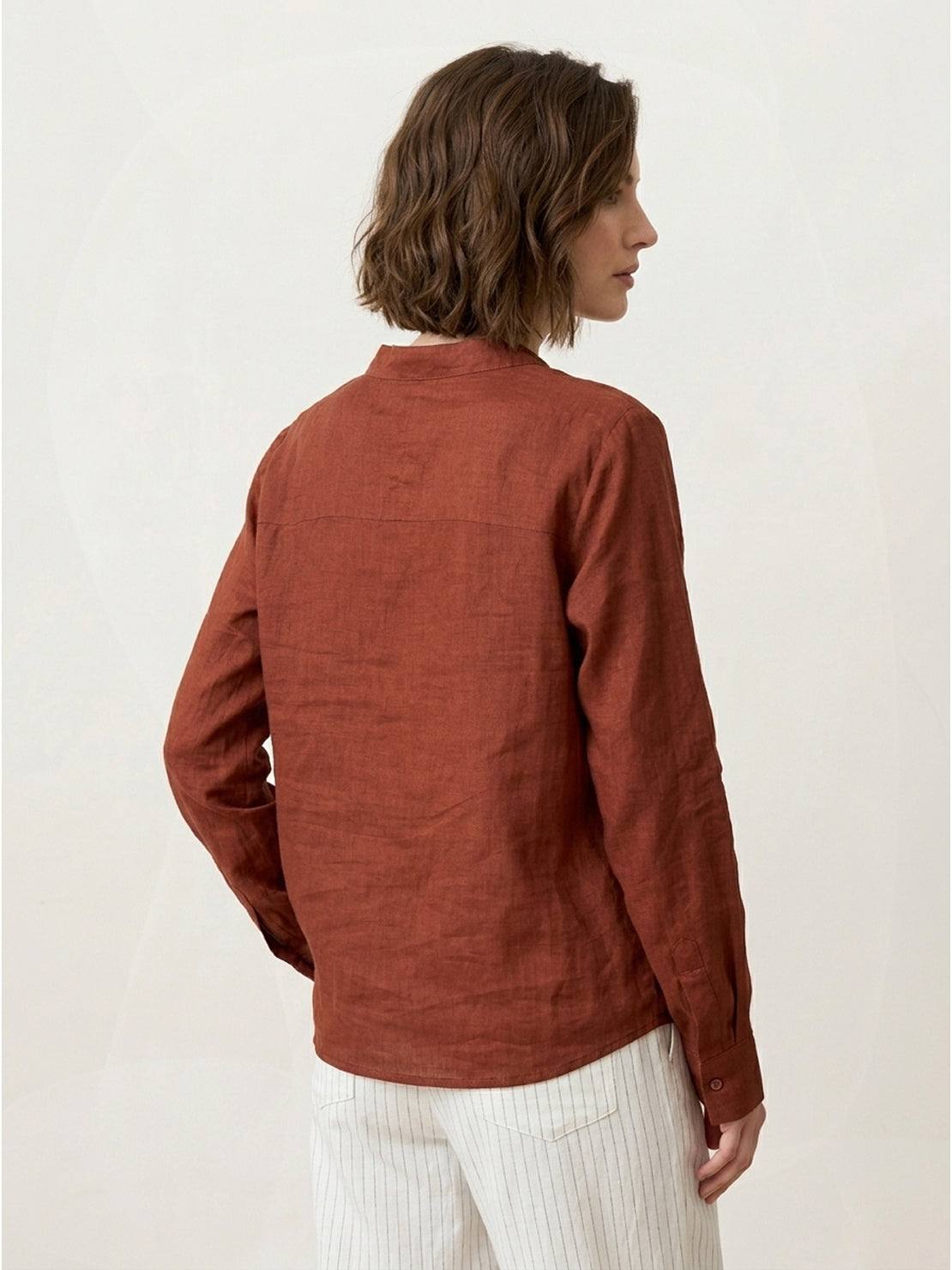 100% linen V-neck shirt with relaxed fit and long button cuffs