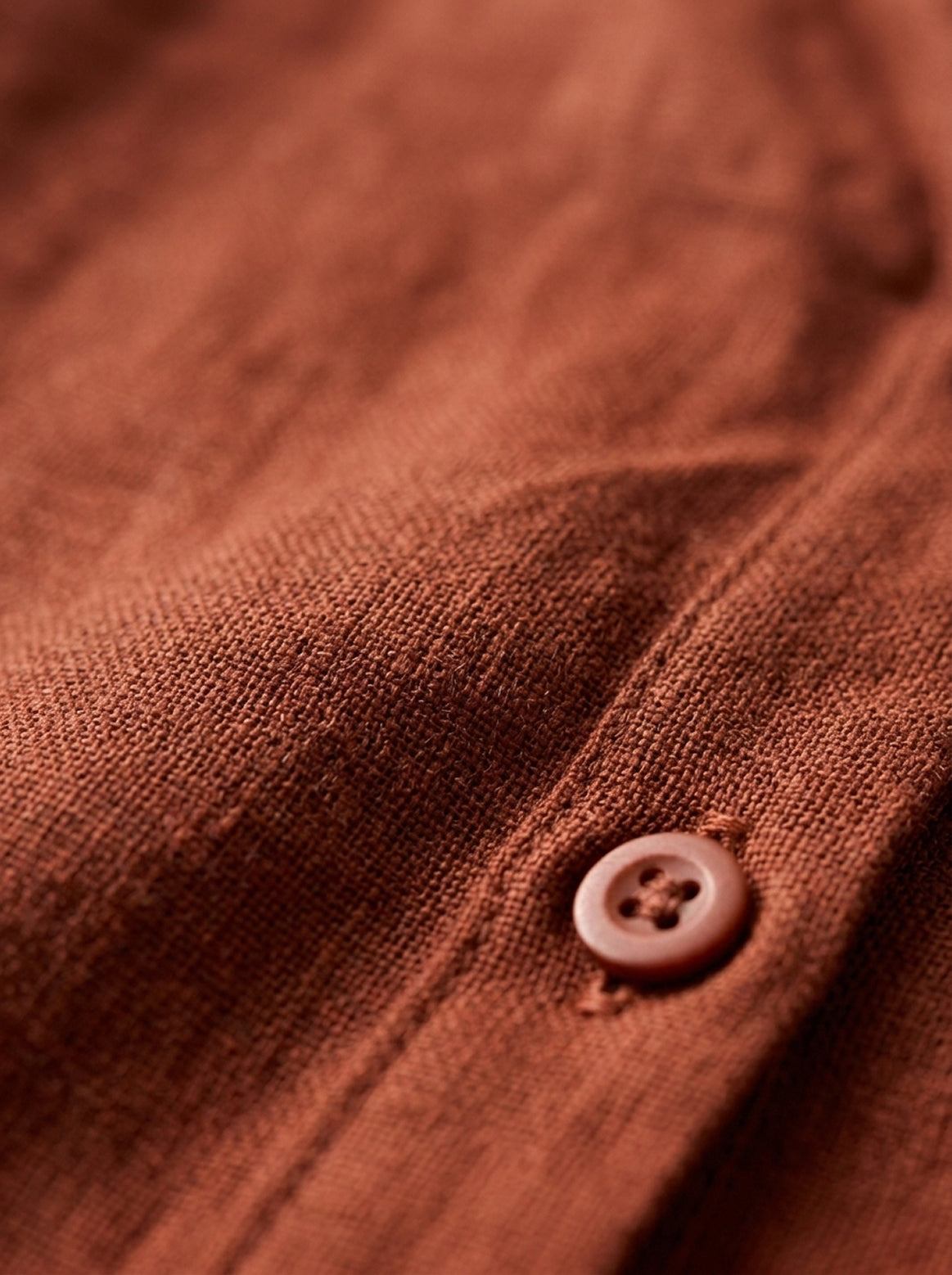 100% linen relaxed fit V-neck shirt with long wide cuffs and curved hem