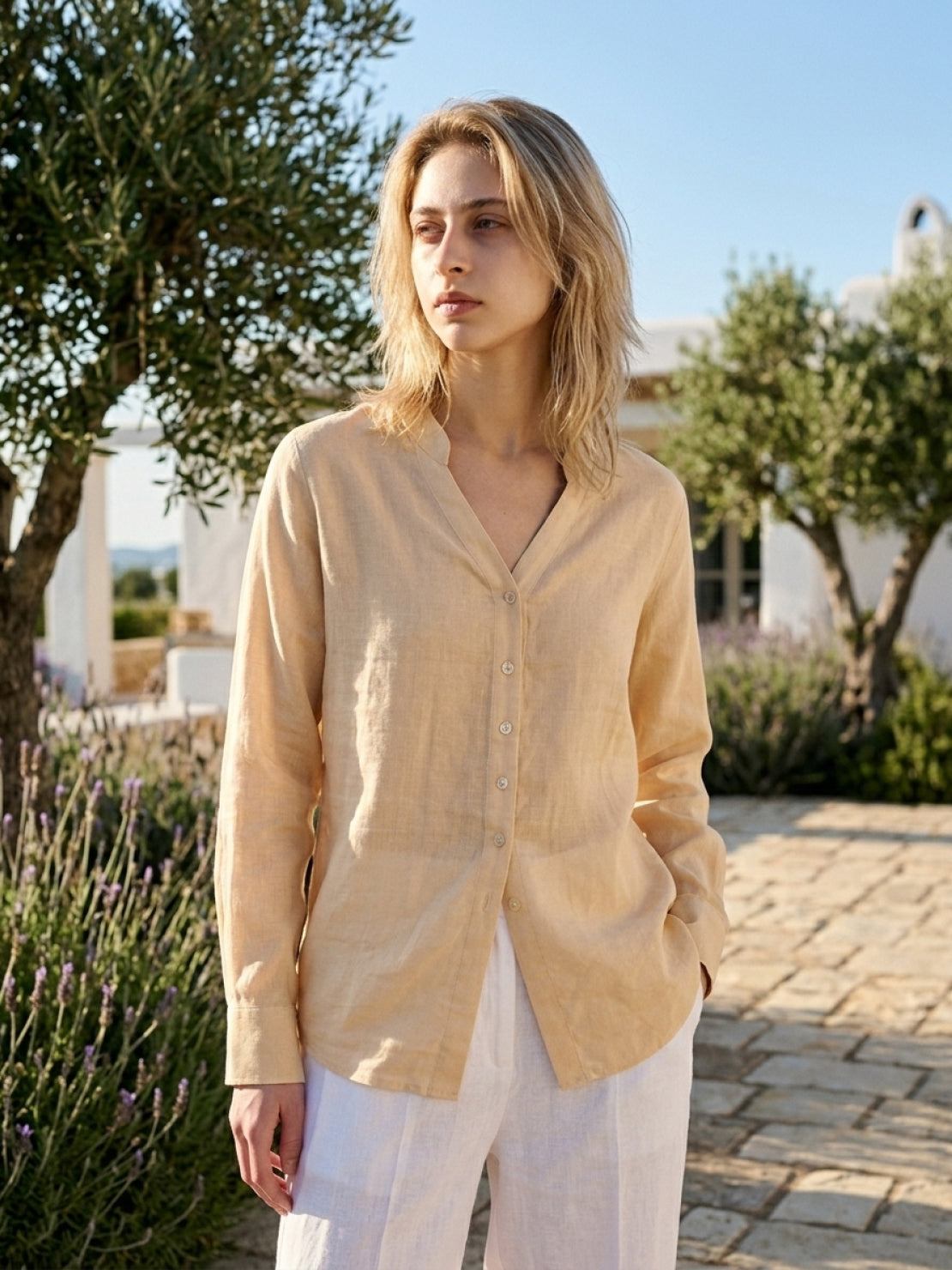 100% linen V-neck shirt with relaxed fit and long sleeves in sand color