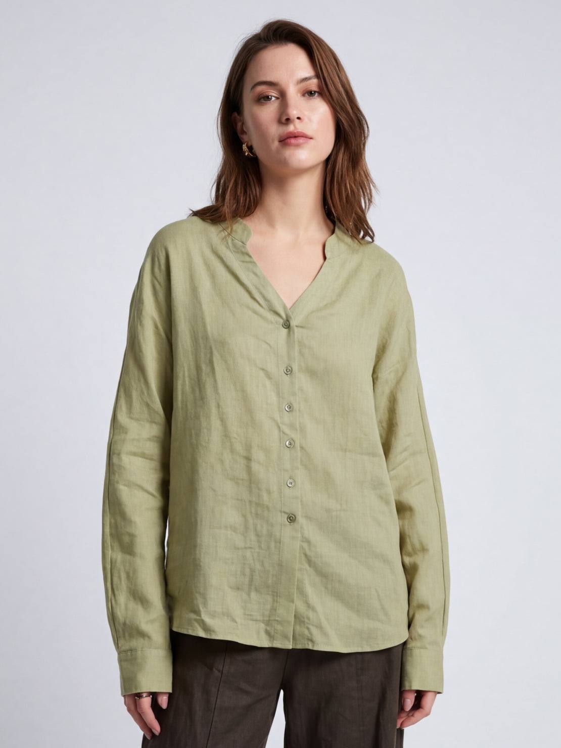 100% linen V-neck shirt with relaxed fit and wide cuffs