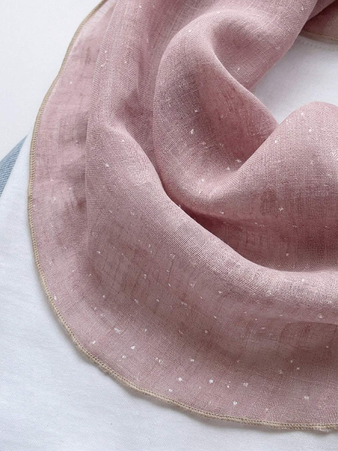 100% linen neck scarf with checkered pattern and triangular design for versatile styling