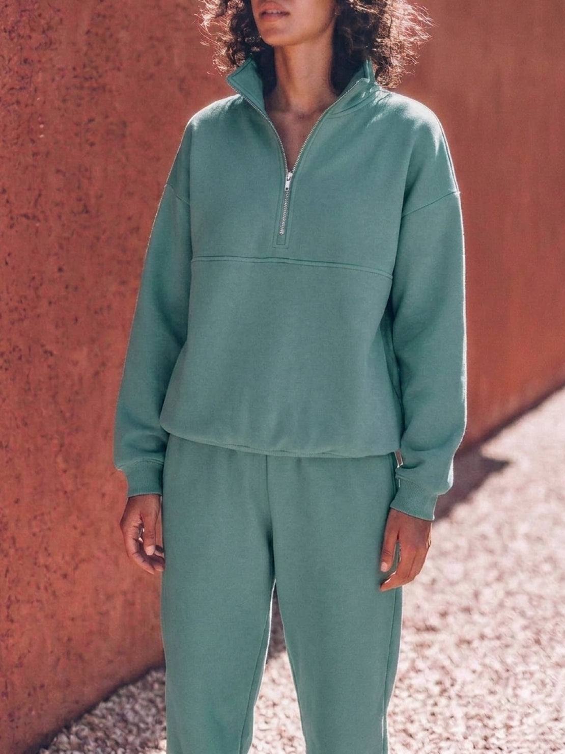 cotton-polyester cotton-blended two-piece tracksuit with high stand collar and straight-leg pants