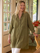 Oversized linen shirt in breathable cotton-linen blend with relaxed fit and back pleat details