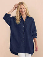 Oversized linen shirt in soft cotton-linen blend with relaxed fit and vintage back pleats