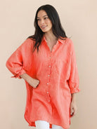 Oversized linen shirt in breathable cotton-linen blend with relaxed fit and back pleat details