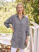 Oversized linen shirt in breathable cotton-linen blend with relaxed fit and back pleat detailing