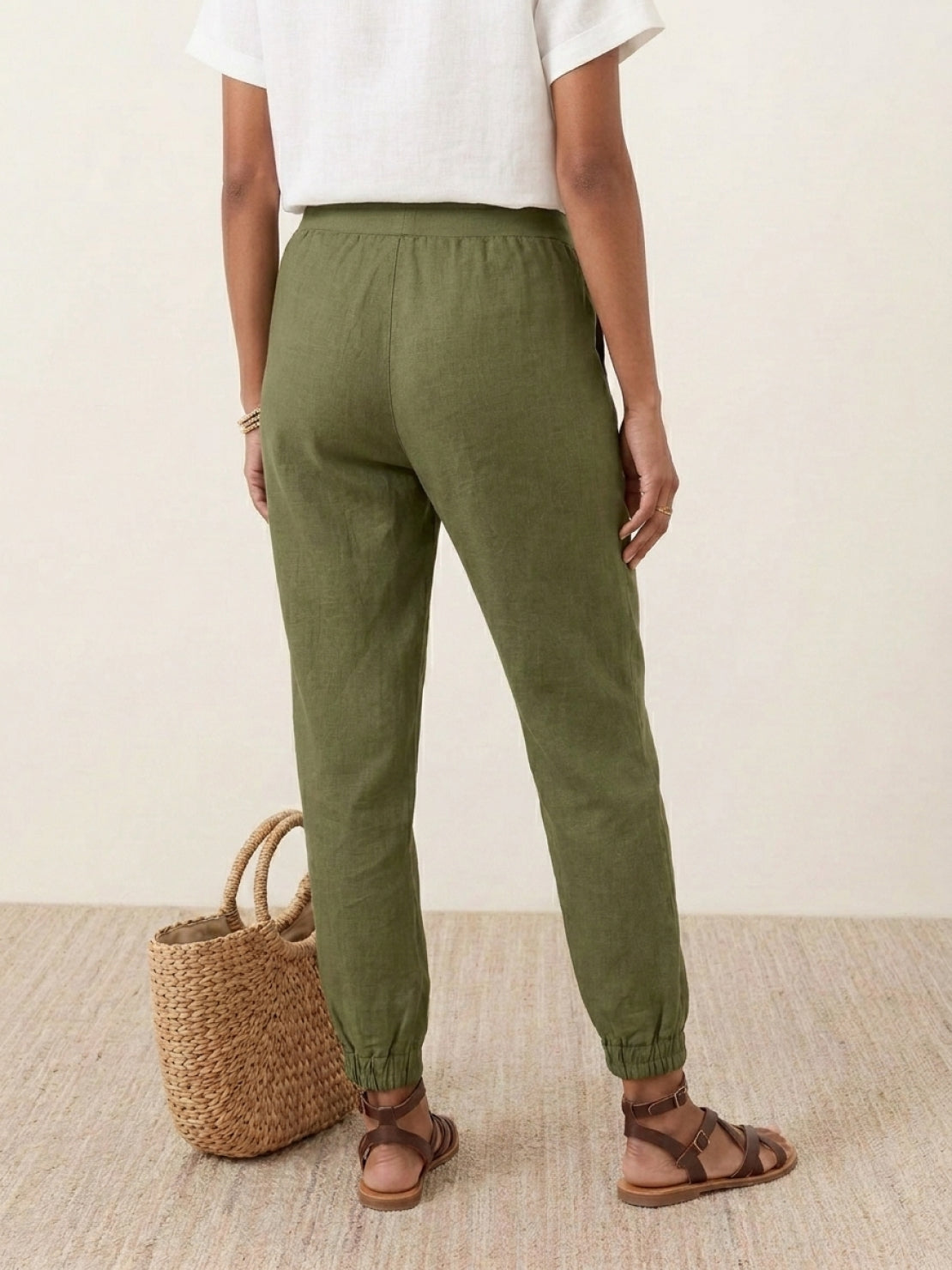 Woman wearing relaxed chic elastic ankles pants in stylish casual outfit