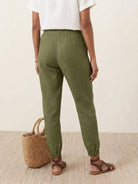 Woman wearing relaxed chic elastic ankles pants in stylish casual outfit