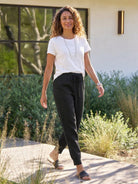 Woman wearing relaxed chic elastic ankles pants standing outdoors in casual stylish outfit