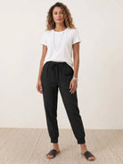 Woman wearing relaxed chic elastic ankles pants in casual stylish outfit