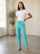 Women wearing relaxed chic elastic ankles pants in casual stylish outfits