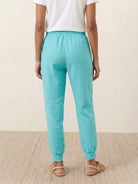 Woman wearing relaxed chic elastic ankles pants in casual stylish setting