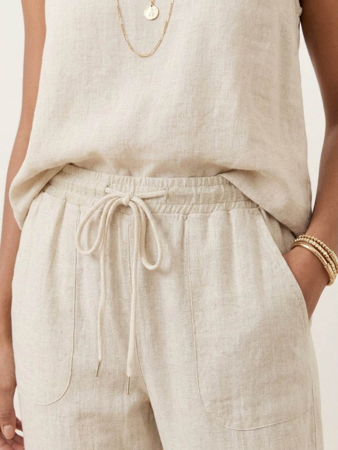Relaxed chic elastic ankles pants in soft, stretchy fabric with flattering fit and stylish design