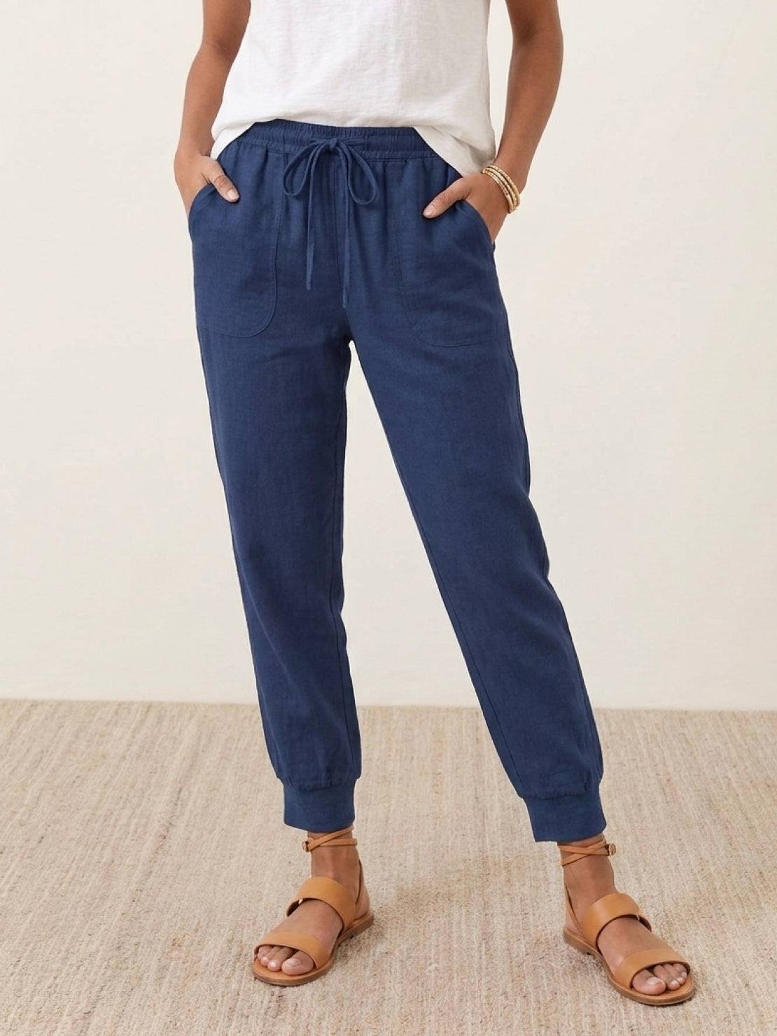 Woman wearing relaxed chic elastic ankles pants in casual stylish outfit