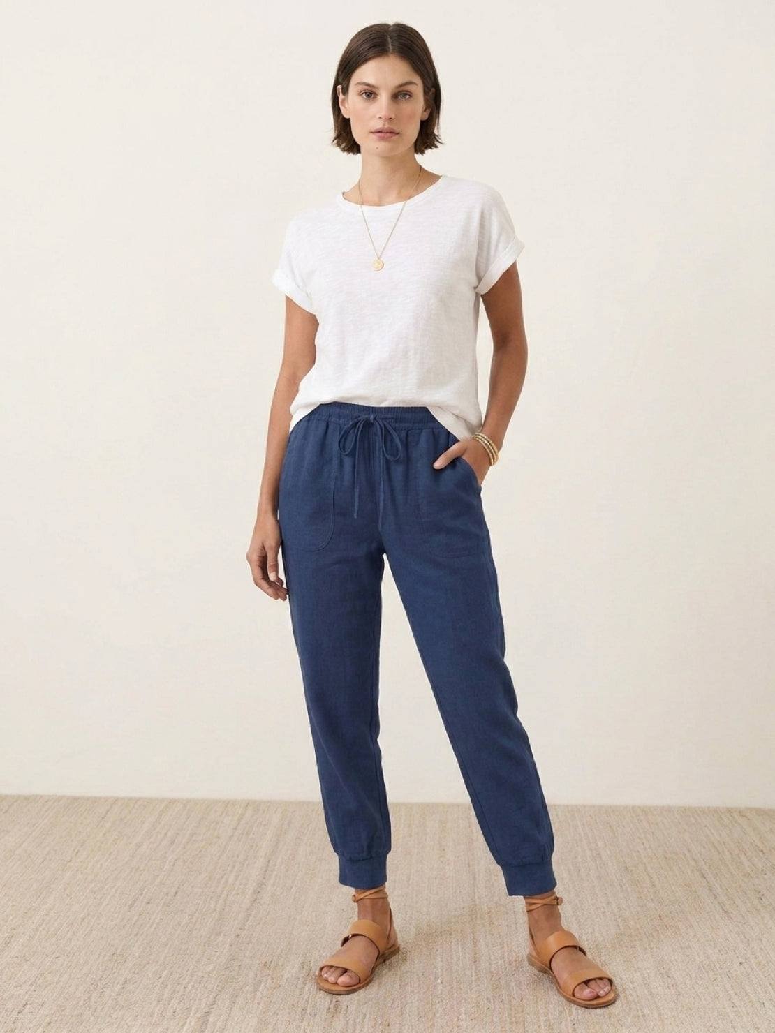 Woman wearing relaxed chic elastic ankles pants in casual stylish pose